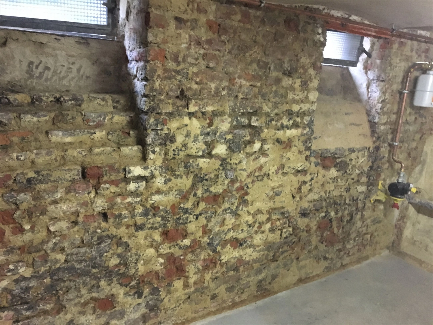 Vorher: Kellerwand aus Bruchstein und Ziegel ohne Putz