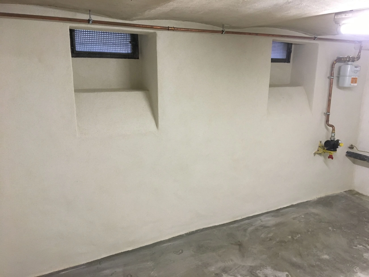 Nachher: gleiche Kellerwand mit neuem, glattem Innenputz