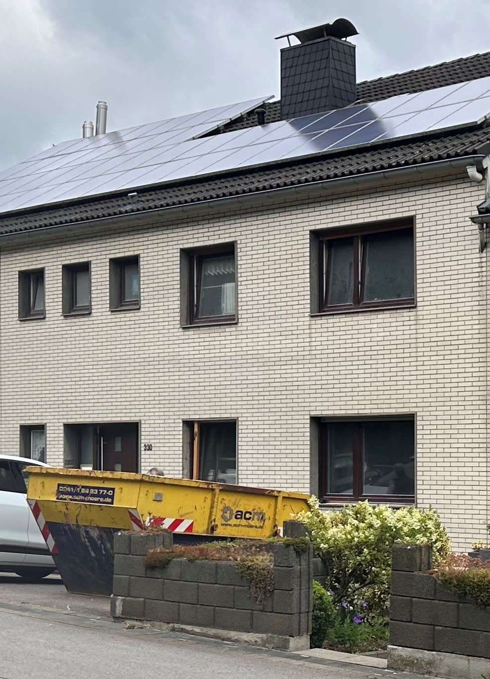 Ausgangsfoto: Wohnhaus in Friesenrath mit heller Klinkerfassade vor der Gestaltung